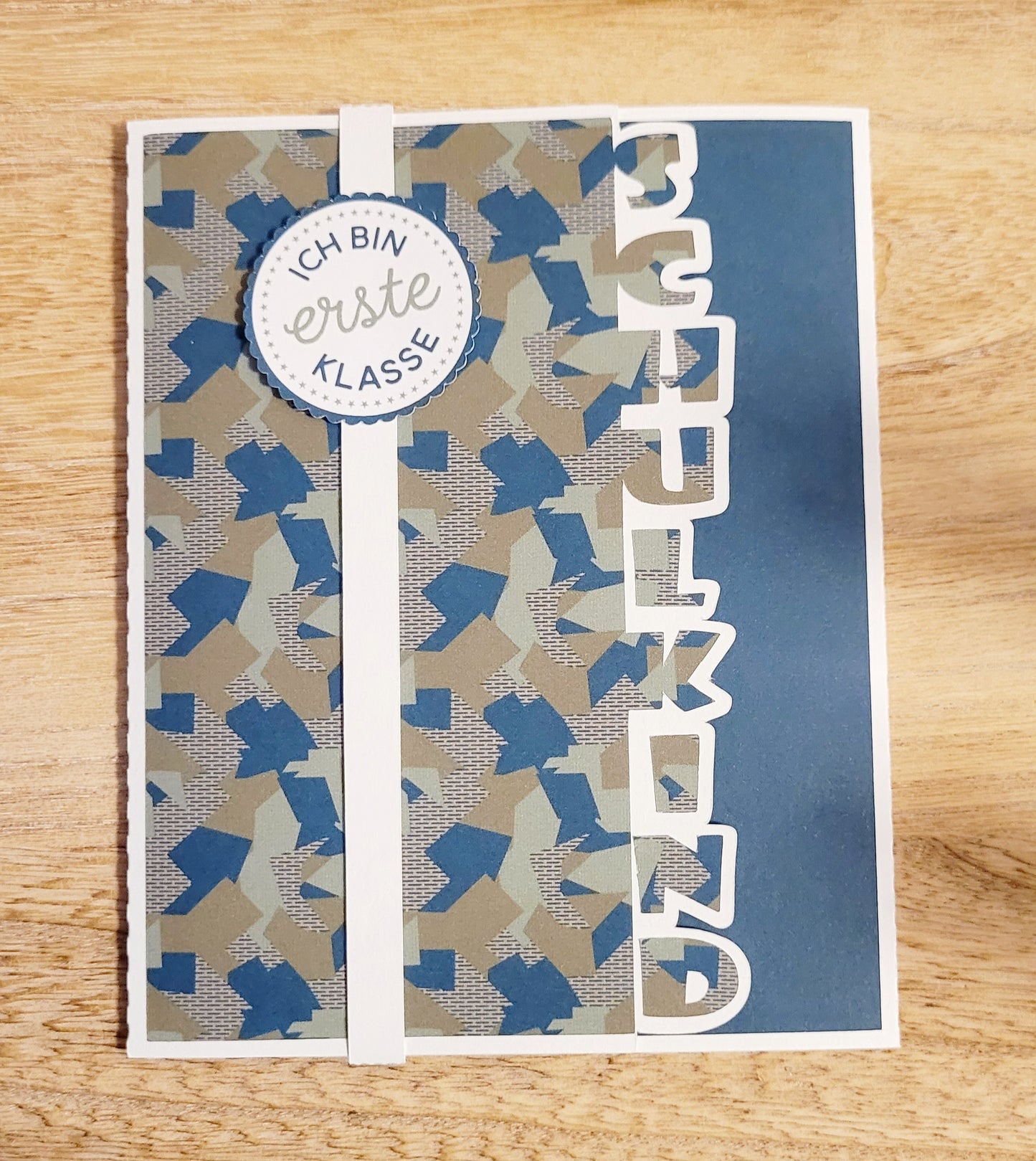 "Camouflage Geometrie" Schulkind-Karte mit Kerze, Einschieber