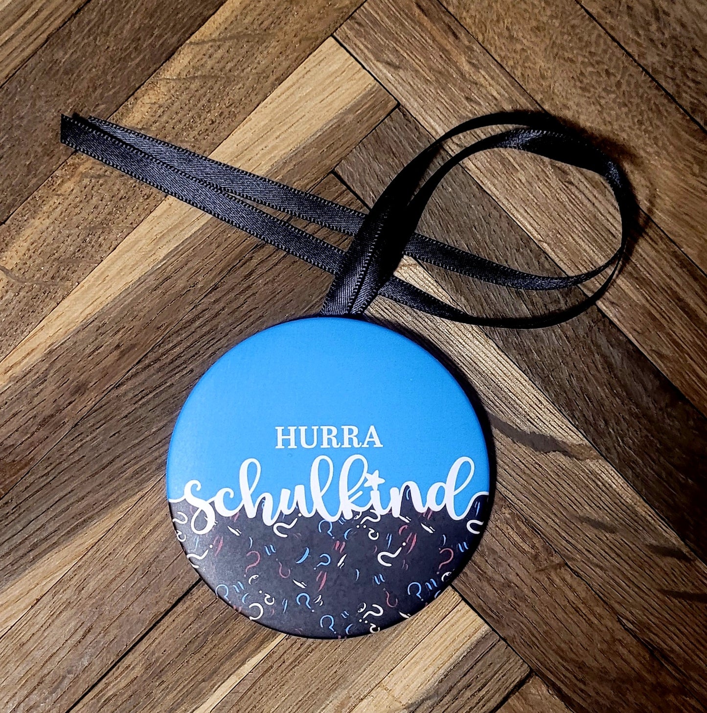 "Wo Warum Wer" Hurra Schulkind Button-Anhänger